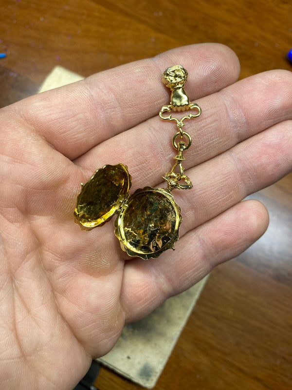 Vintage style 18kt gold hand / charm pendant
